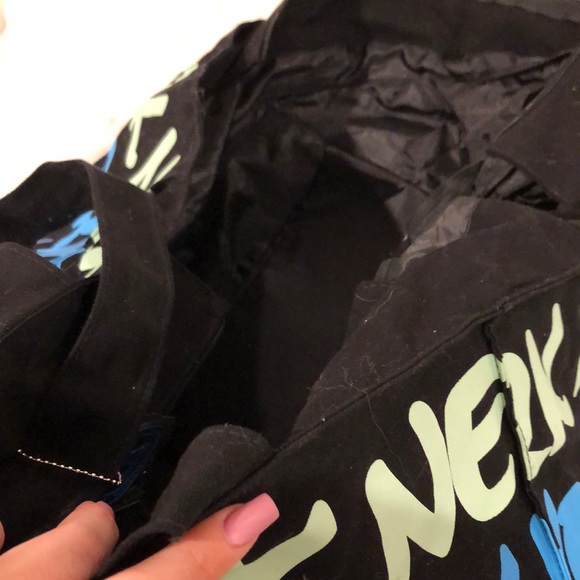 New York Tote - Picture 2 of 2